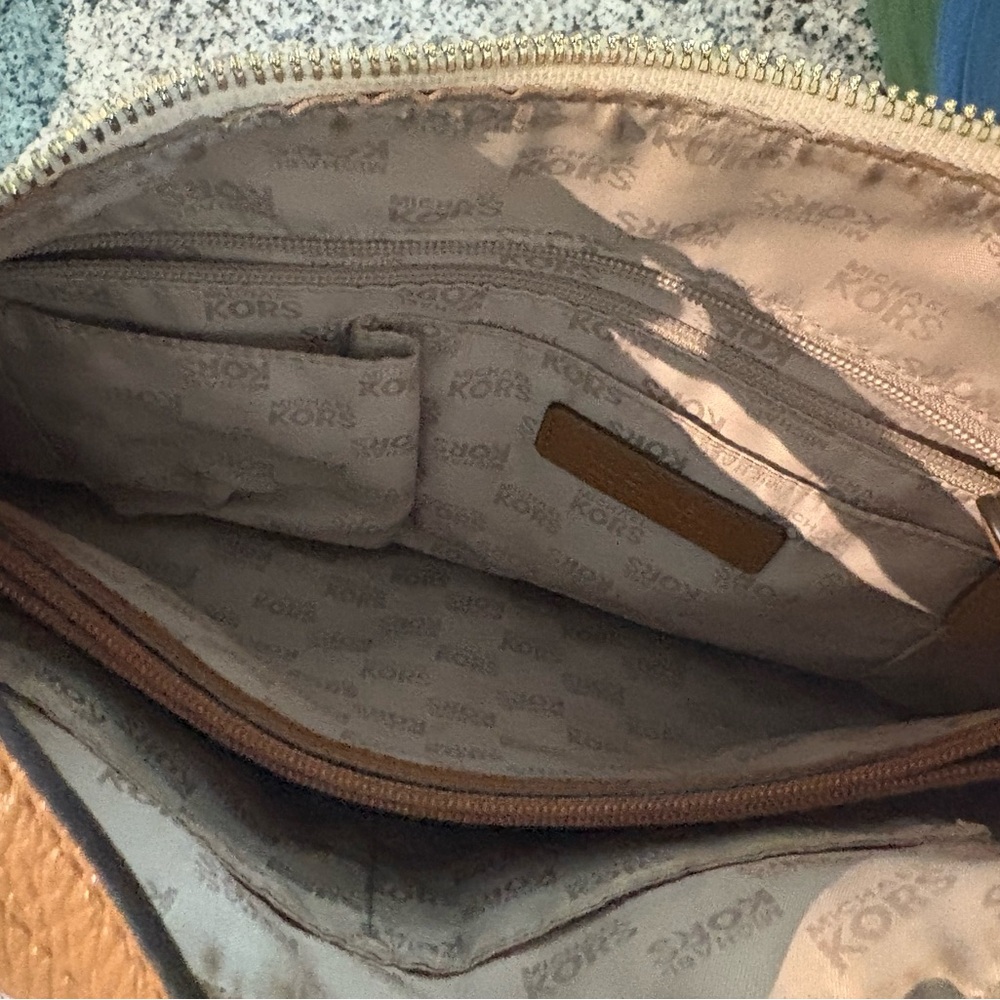 Michael Kors White and Tan Shoulder Bag - Picture 3 of 5